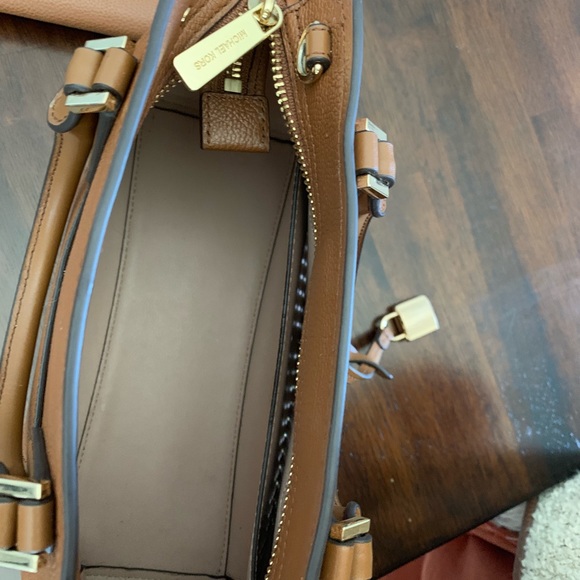 Authentic MICHAEL KORS purse and matching wallet. - Picture 3 of 4